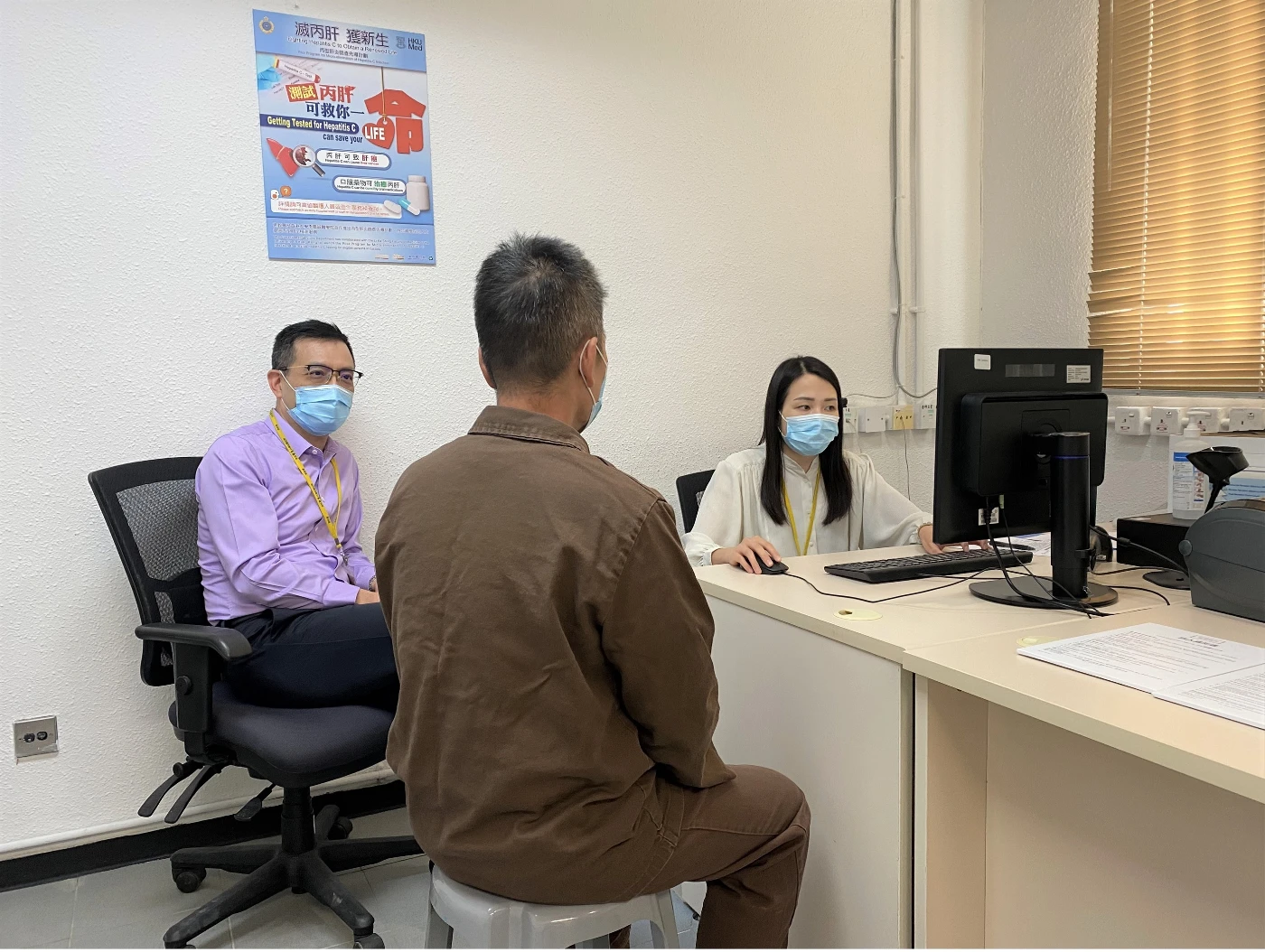 計劃首先於赤柱監獄推行，領導是次研究項目的袁孟峰教授（左）及麥龍兒醫生（右）為在囚人士問診。