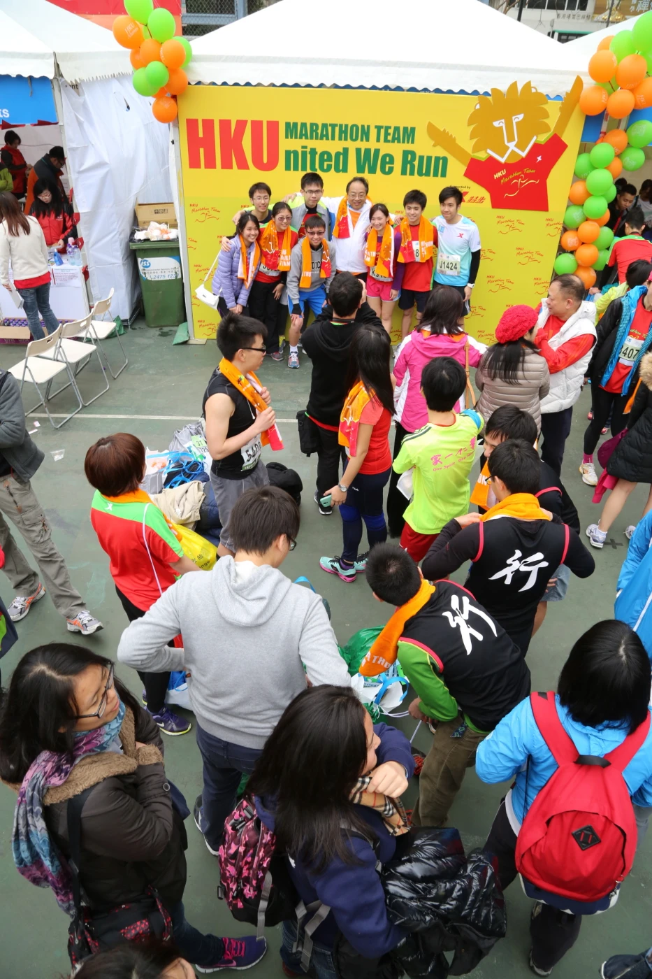 Hundreds of HKU Marathon Team members and friends queuing up to say thanks to Vice-Chancellor Professor Lap-Chee Tsui.