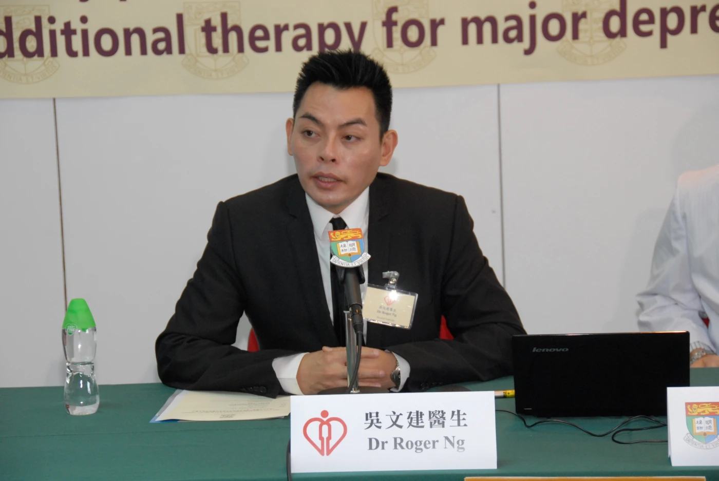 九龍醫院精神科部門主管吳文建醫生解釋抗抑鬱藥物的不良副作用。