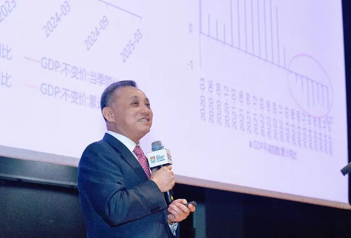 港大經管學院經濟學實務教授、香港特首政策組專家毛振華教授發表主題報告。