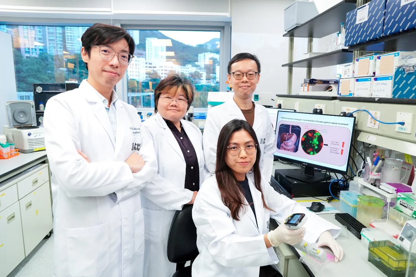 黃兆麟教授（左）表示，透過識別脂肪酸代謝因子作為潛在生物標記，醫生未來可以更準確有效地為患者配對最適合的治療方案，提升療效和成功率。