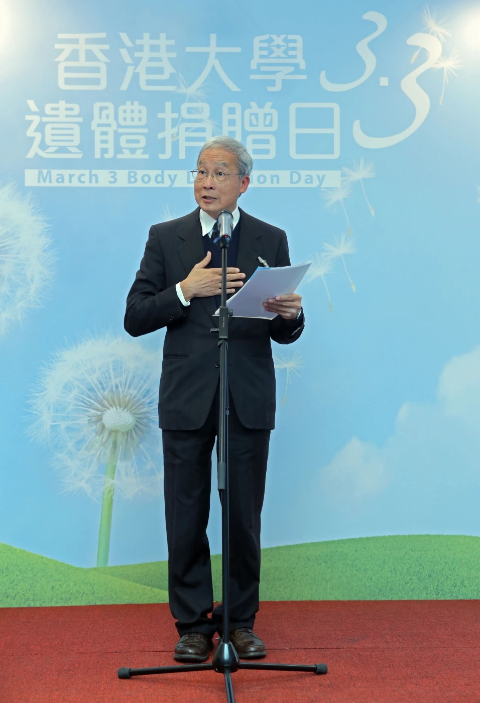 Professor Lee Sum-ping, Dean of Li Ka Shing Faculty of Medicine, HKU shared his poem which was written for the medical students attending their first dissection class. In the poem, it says “ We are the Dead. Some days ago, like you, We lived, smiled at dawns and Saw sunsets glow. We loved; were loved.  And now, for you”