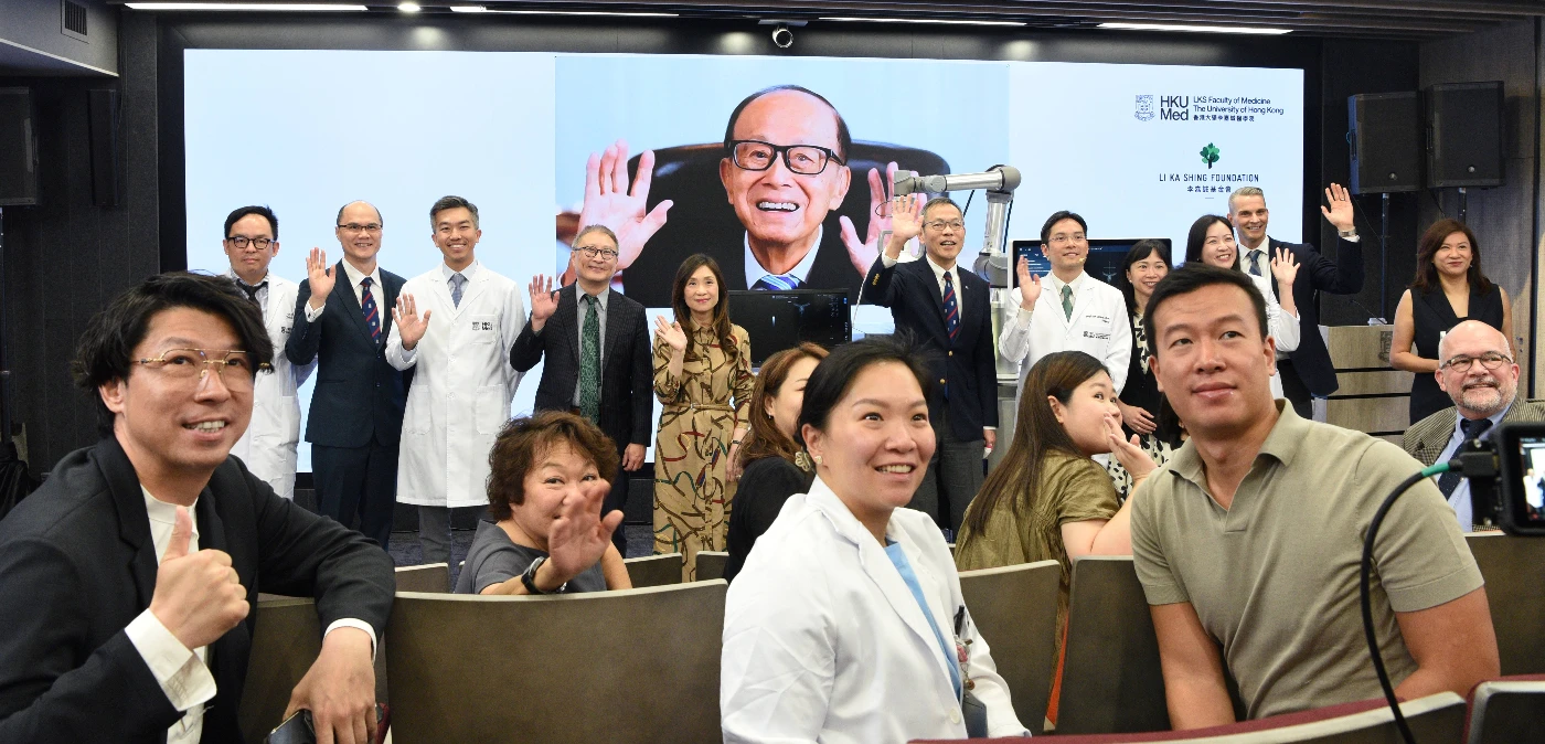 李嘉誠先生與港大醫學院科研團隊、嘉賓和採訪記者朋友合照。