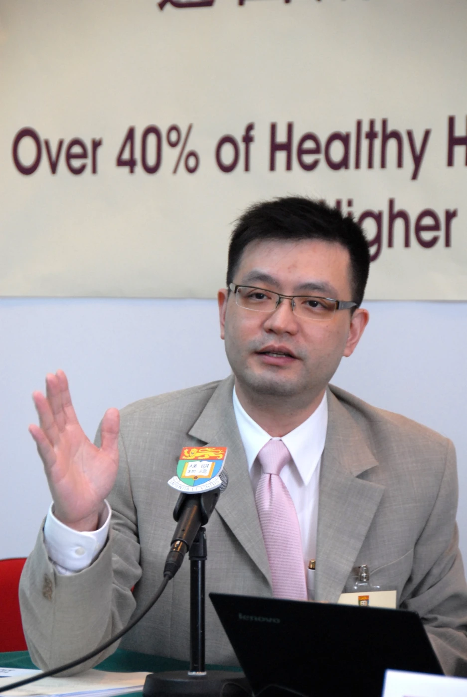 Professor YUEN Man-fung stated that based on the study data, the new optimal waist circumference cut-off for male and female should be 33 inch and 29 inch respectively