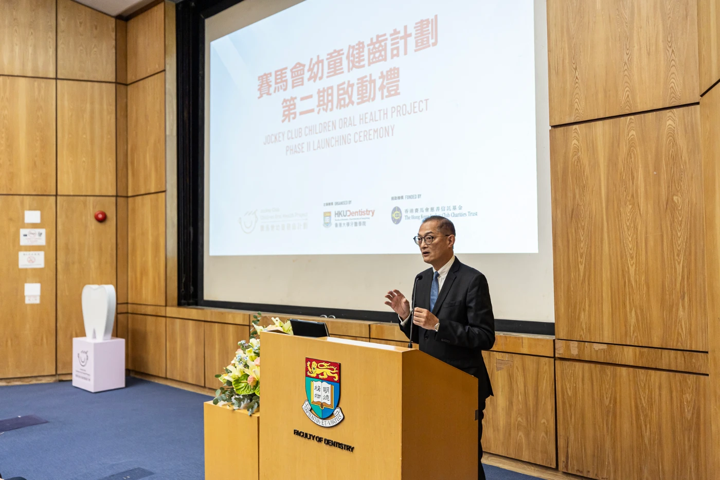 Professor Lo Chung-mau, Secretary for Health of the HKSAR Government shows his support for the project