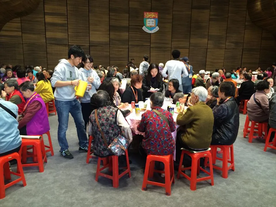 3.  Basin meals with 300 elderly citizens from Kwun Lung Lau in the College