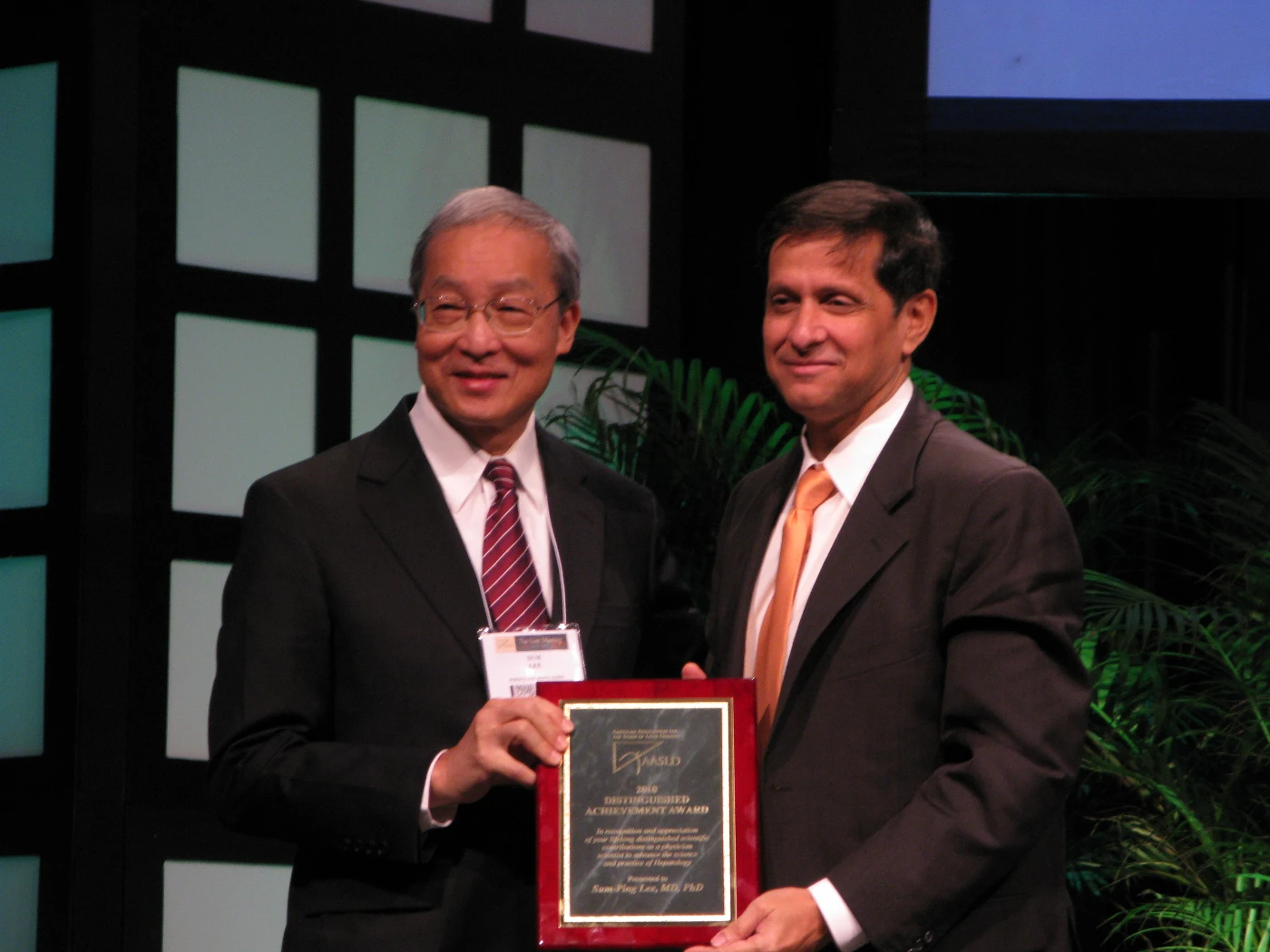 Dean Professor Lee Sum-ping Received Two Distinguished Awards for International Recognition for His Achievements in Scientific Research and Patient Care