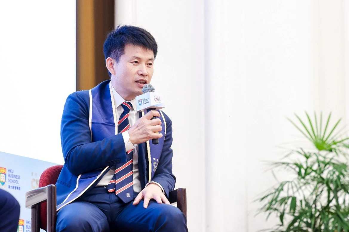 港大經管學院院長、經濟學講座教授、中國經濟研究所總監蔡洪濱教授進行以「AI浪潮下的技術、商業與個人」為題的巔峰對話。