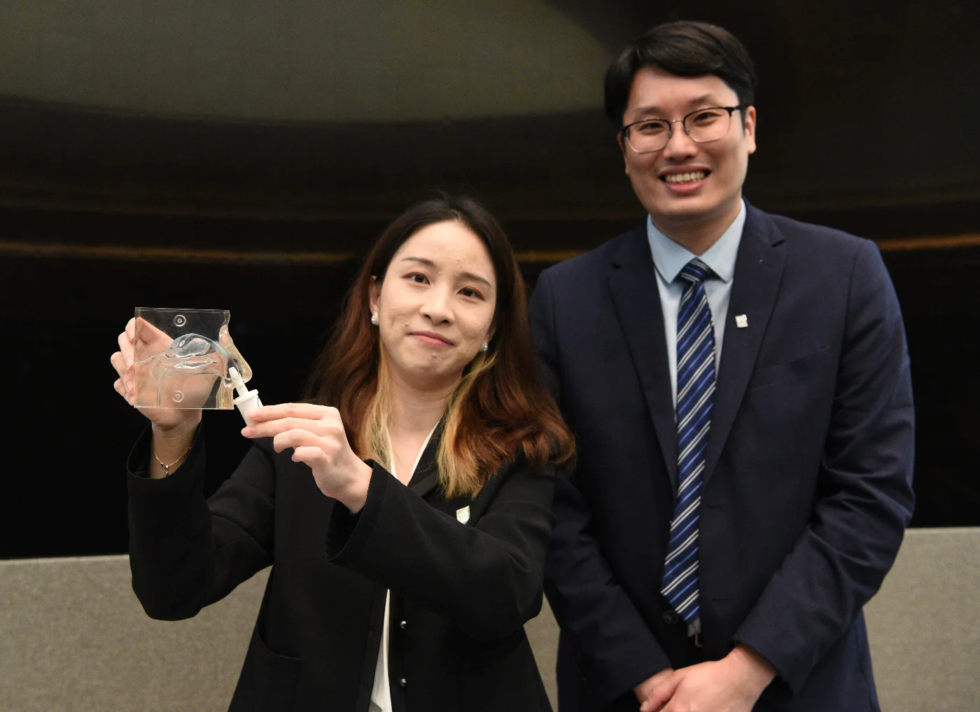 HKUMed has developed the world’s first nasal spray as prehospital emergency aid for ischemic stroke. The project was led by Professor Aviva Chow Shing-fung (right) from the Department of Pharmacology and Pharmacy at HKUMed, and Dr Shao Zitong from the InnoHK Advanced Biomedical Instrumentation Centre.