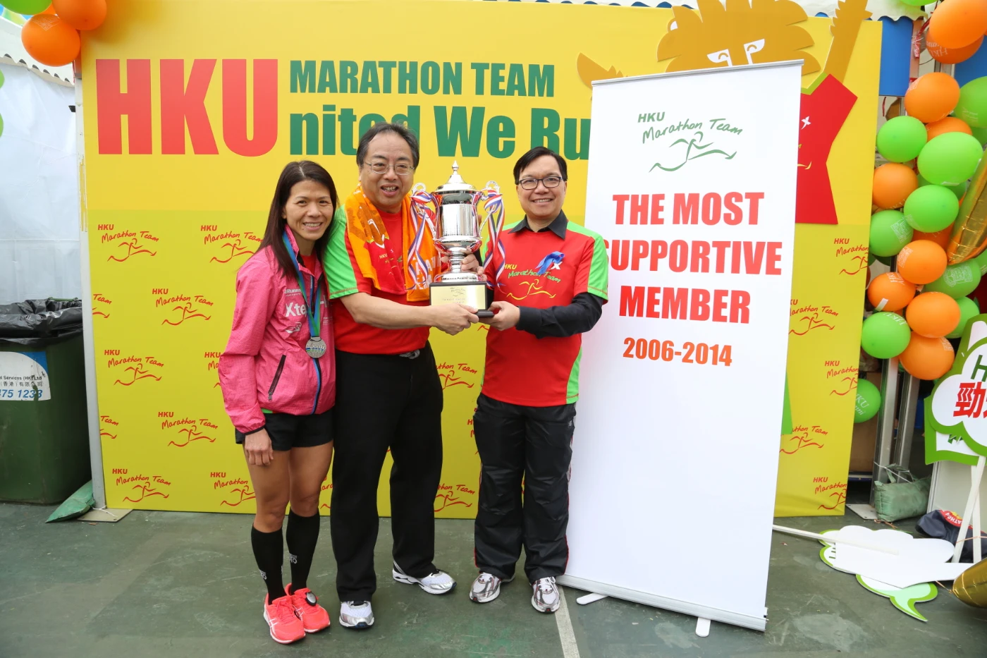 Professor Paul CHEUNG, Chairman of the HKU Marathon Team Organising Committee and founding member Pauline TSE presented the Most Supportive Member Award to Professor Lap-Chee Tsui