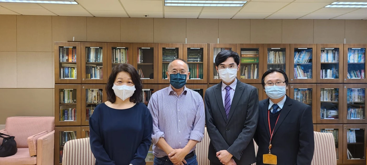 左起：港大防止自殺研究中心培訓顧問張鳳儀女士、總監葉兆輝教授、「生命熱線」執行總監吳志崑先生及程序策劃主任梁永棠先生