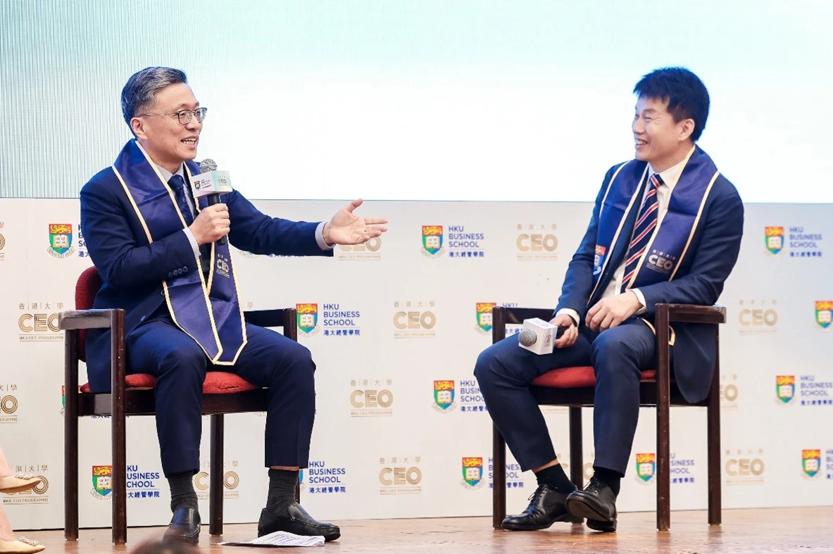 （左一起）香港科技大學校董會主席、美國國家工程院外籍院士沈向洋教授與港大經管學院院長、經濟學講座教授、中國經濟研究所總監蔡洪濱教授進行以「AI浪潮下的技術、商業與個人」為題的巔峰對話。