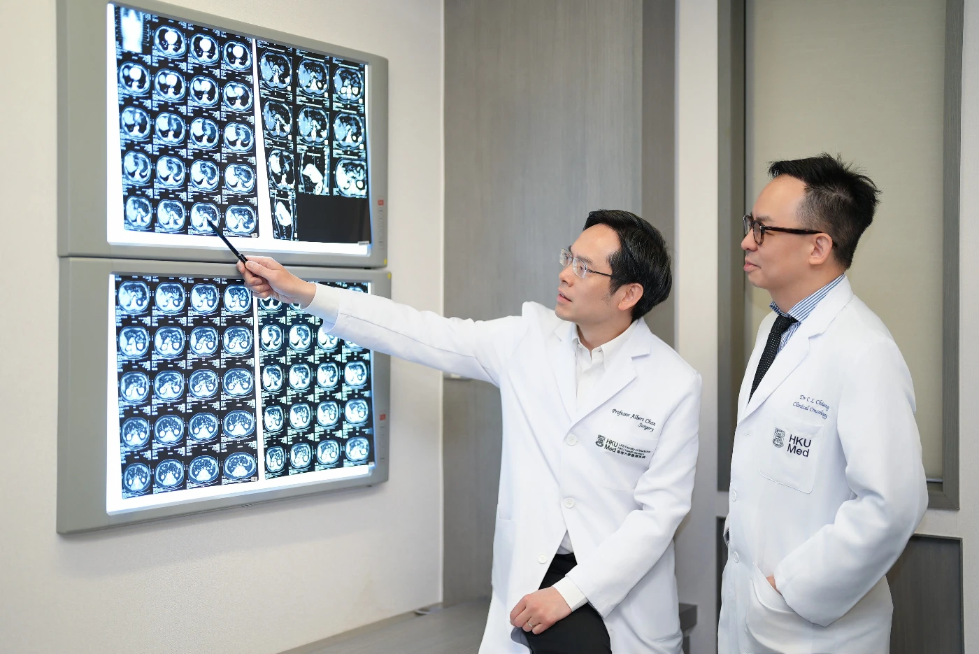 局部和免疫治療聯合療法方案對體積較大、無法進行手術切除的肝癌具有根治潛力，其完全緩解率達到46%，而獲完全緩解患者的存活率更高達75%。圖為陳智仁教授（左）和蔣子樑醫生。