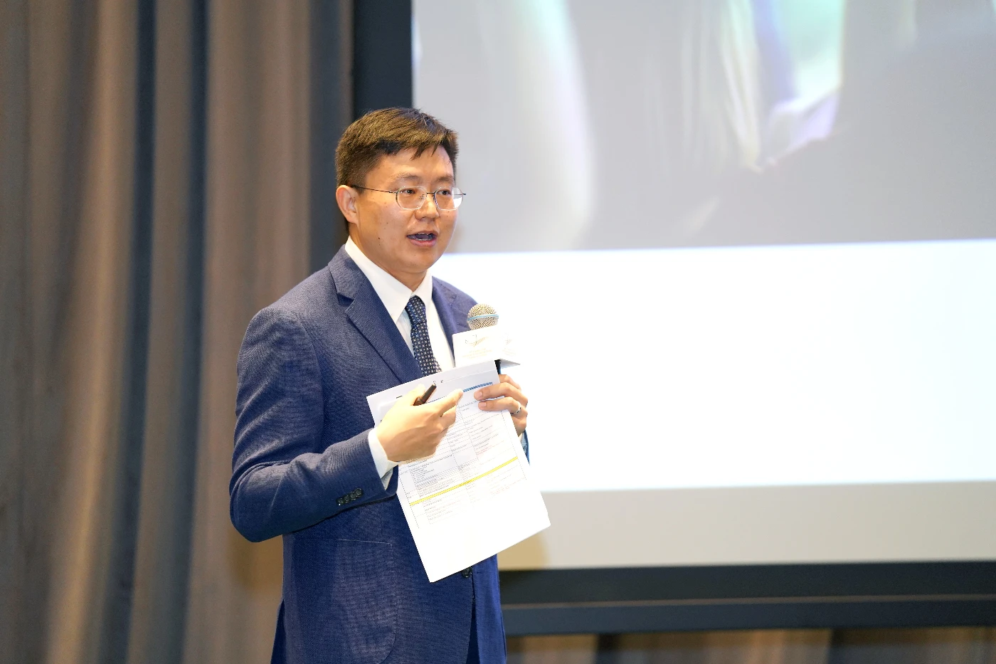 香港大學賽馬會環球企業可持續發展研究所所長何國俊教授介紹研究所使命、倡議和研究團隊。