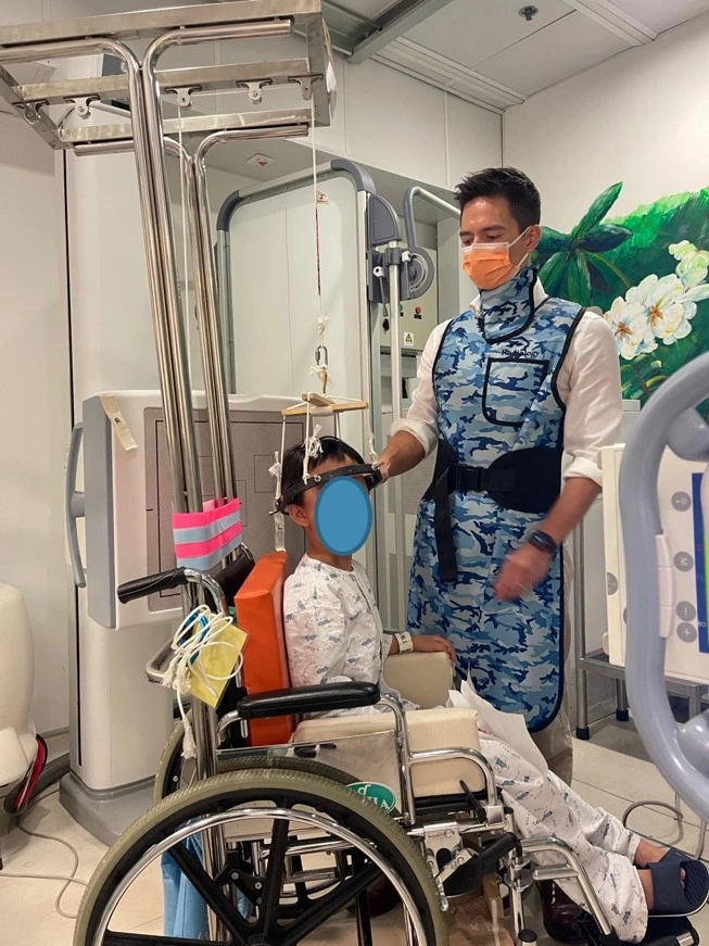 一名兒童患者因枕骨寰樞椎旋轉脫位（OAARD）而需接受侵入性的「Halo重力牽引治療」。