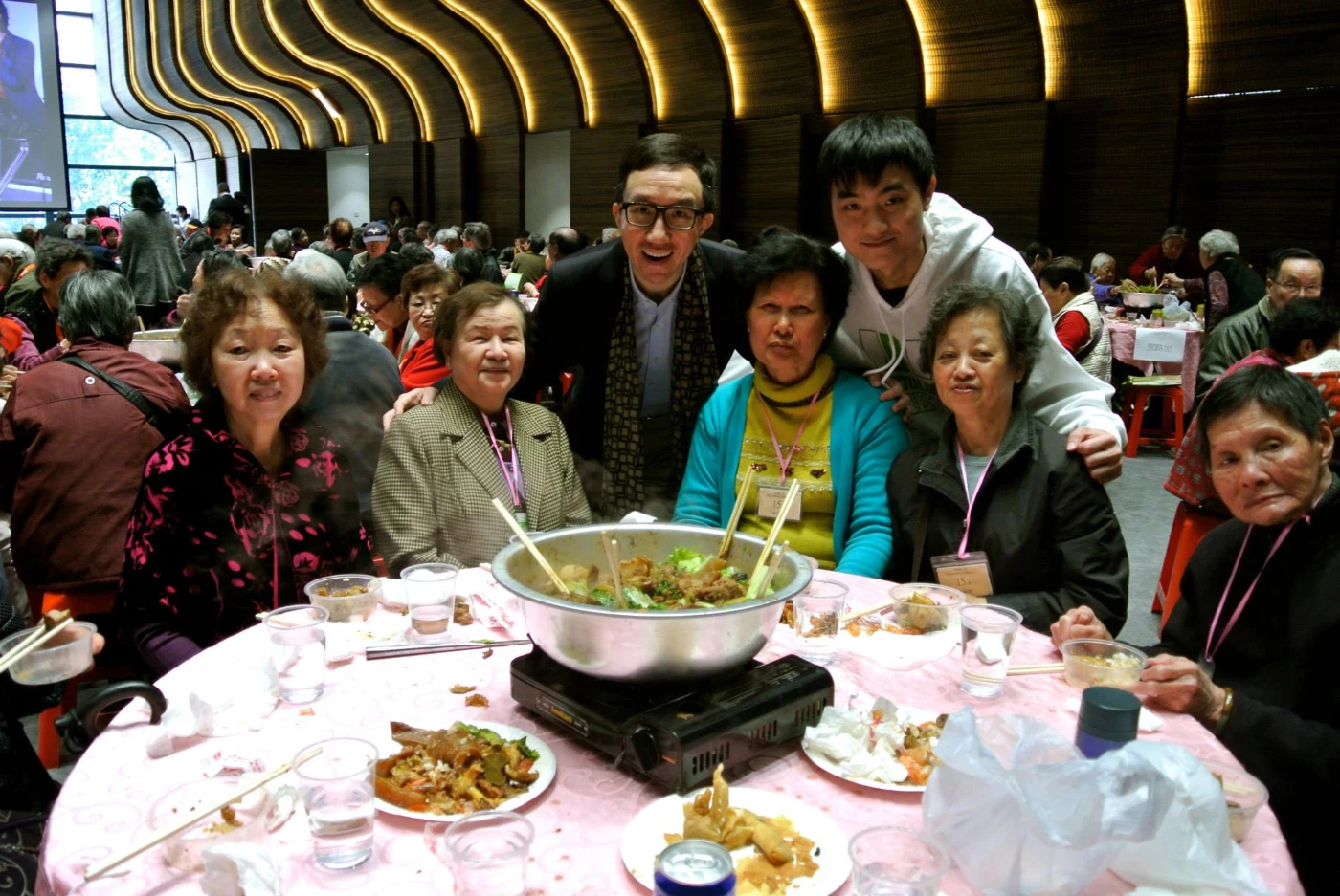 2.  Basin meals with 300 elderly citizens from Kwun Lung Lau in the College (Professor Gabriel Leung, Master of Chi Sun College)