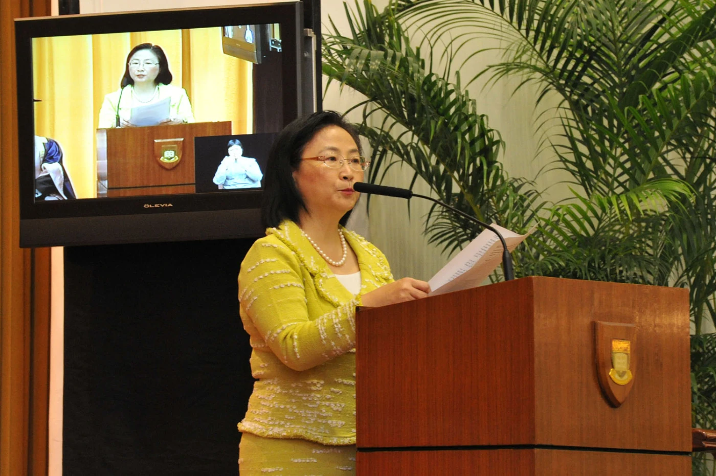 Mrs Margaret Leung was the Guest of Honour in the morning session to address students in the three-year curriculum
