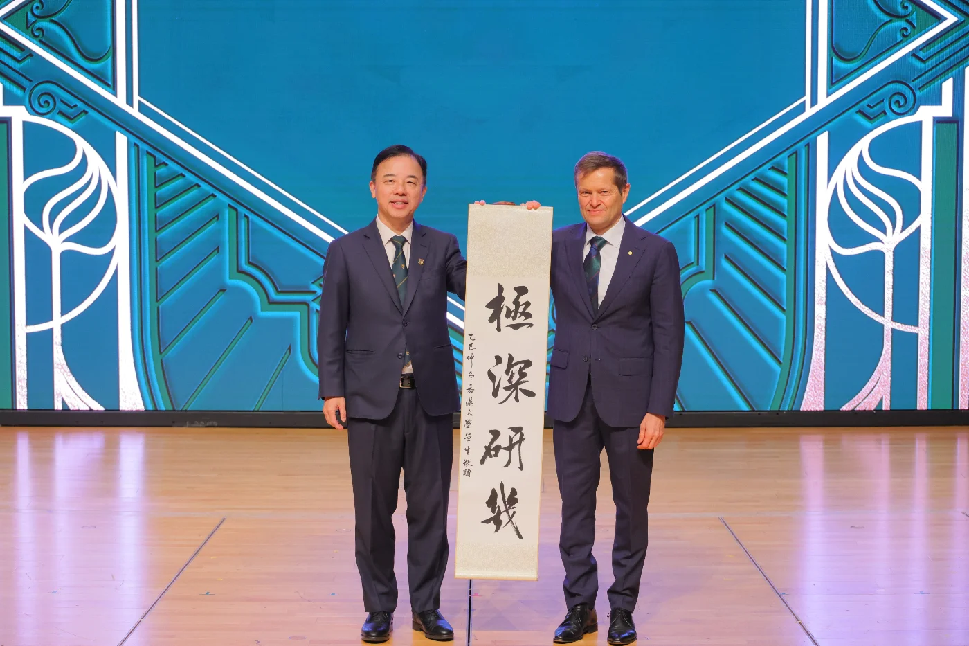 Professor Xiang Zhang presents souvenirs to Nobel Laureates.
