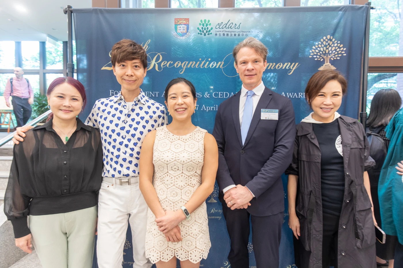 得奬學生與老師及親朋歡聚一堂。