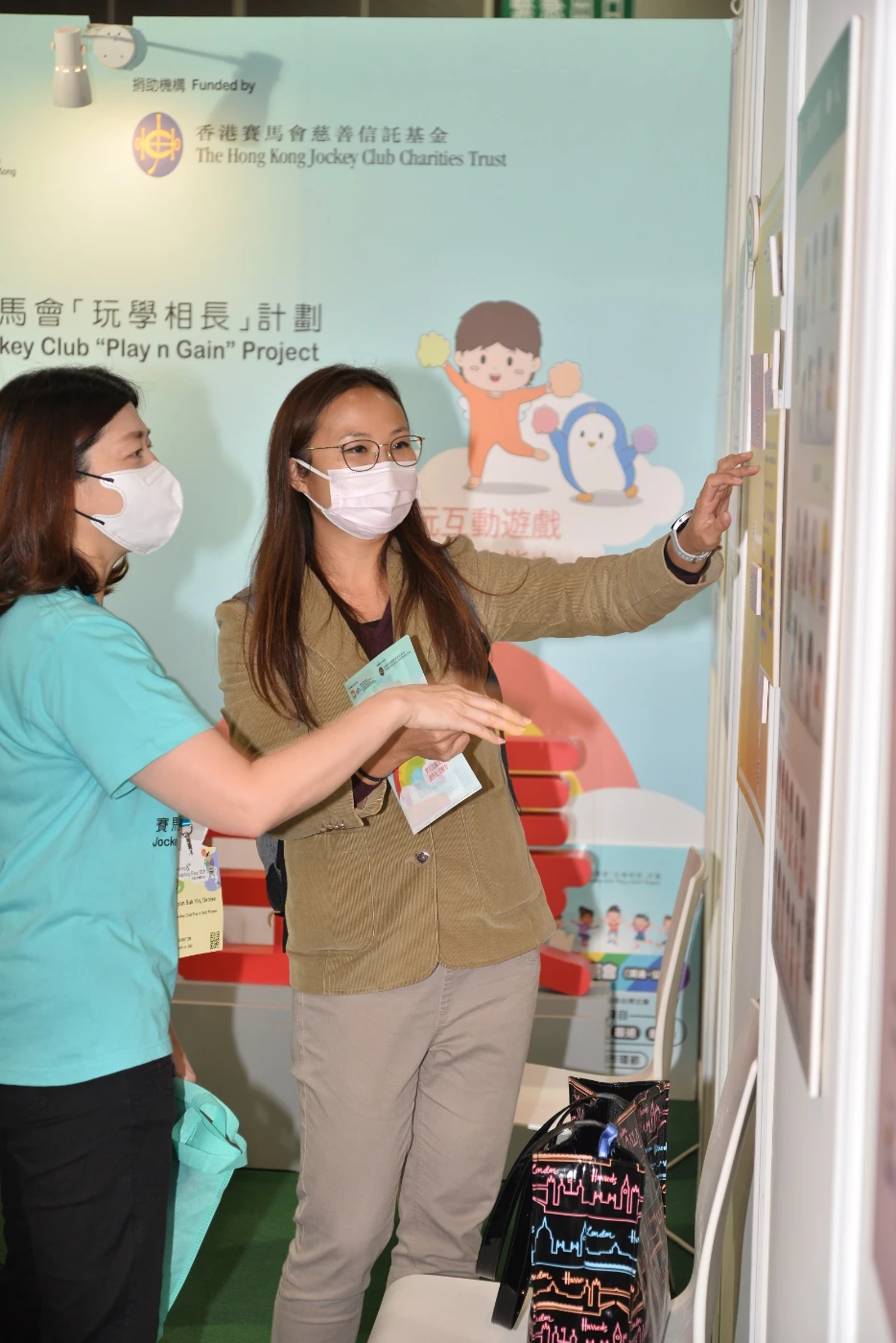 The visitors to the Project’s booth include experienced educators, school teachers and parents. They try out the “Game Theory Corner” and interactive games, which they enjoy a lot. They also exchange ideas with each other.