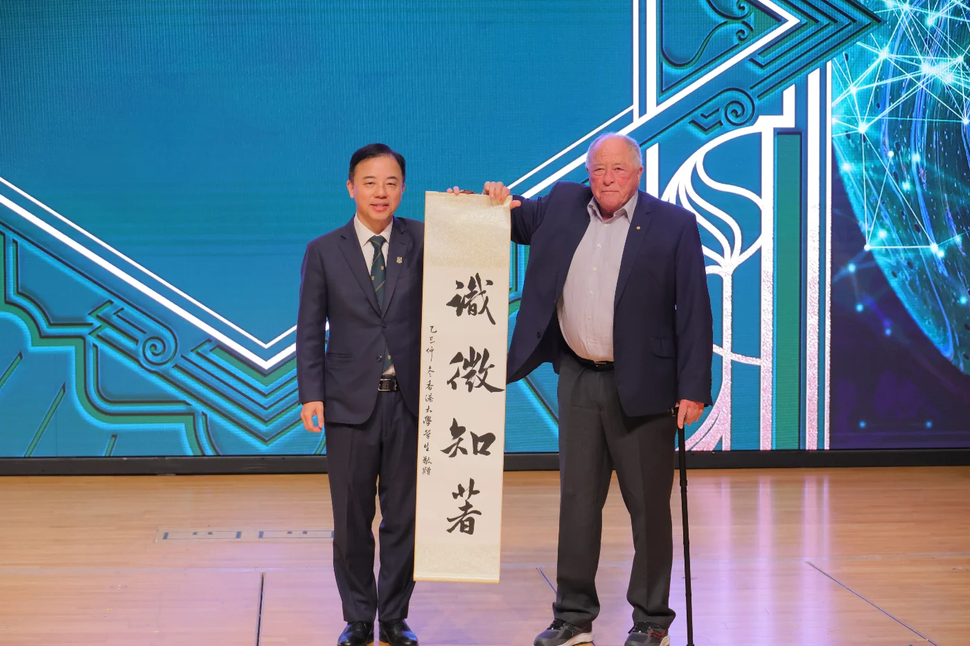 Professor Xiang Zhang presents souvenirs to Nobel Laureates.