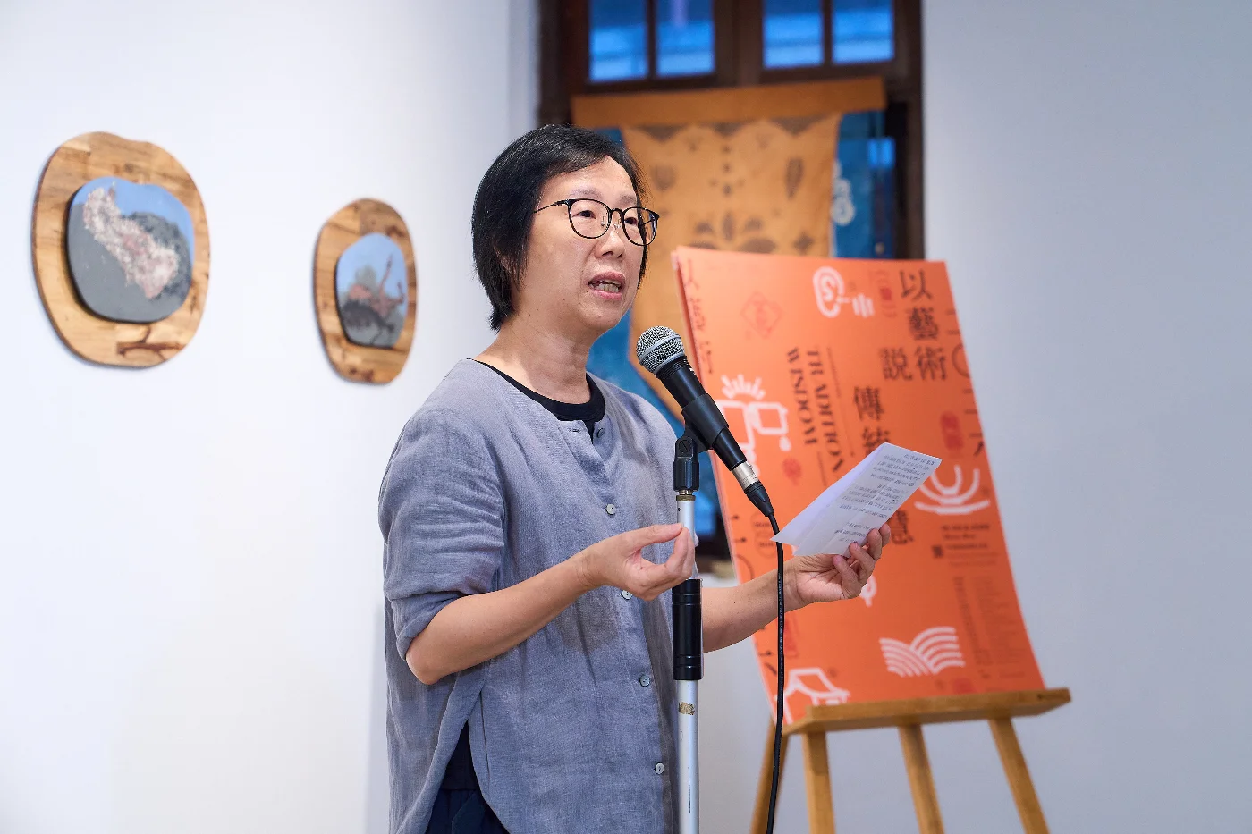 展覽策展人及藝術家導師張煒詩於開幕禮上分享她與新晉藝術家深入荔枝窩考察、深受村民樂觀韌性打動的點滴。