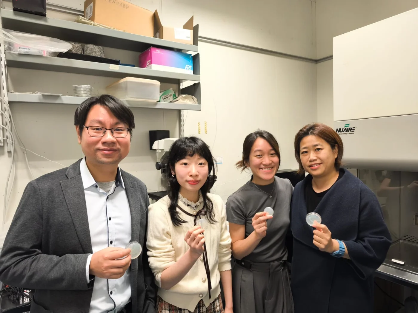 圖二： 港大生物科學學院研究團隊。左起：鄭超固教授、崔學寧博士、王欣茹博士及阮永怡教授。