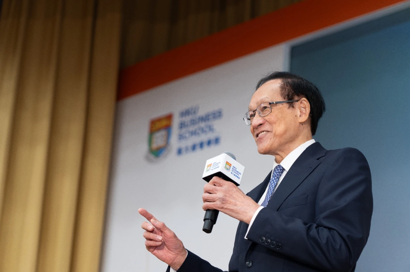 港大經管學院名譽教授陳坤耀教授發表總結。