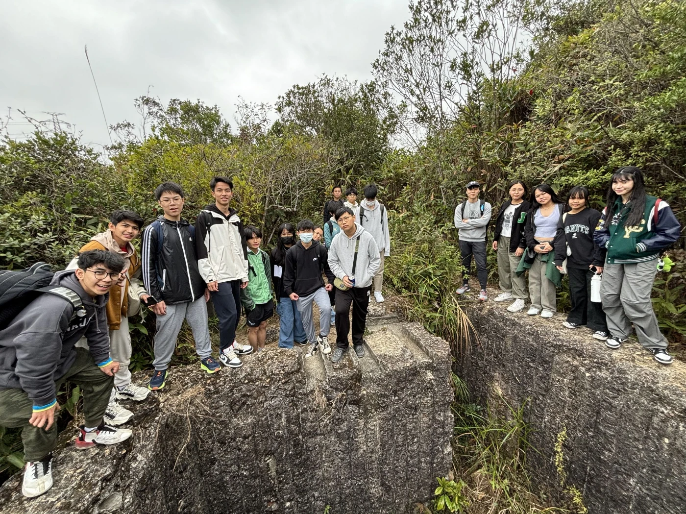 Dr. Vincent Chan (tutor of HKU's Common Core Course and University Hall) led students to explore Shing Mun Redoubt and learn about the history of World War II relic.