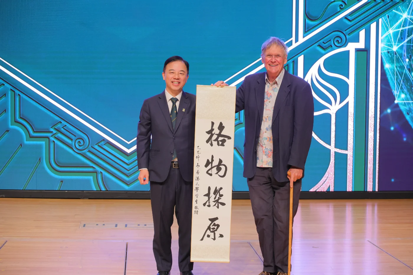 Professor Xiang Zhang presents souvenirs to Nobel Laureates.