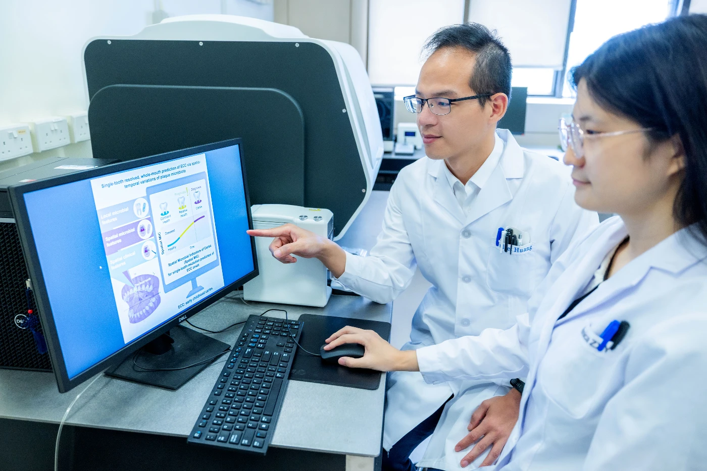 研究由香港大學牙醫學院黃適助理教授（左）領導，該AI系統預測兩個月後出現的齲齒準確率達93%。