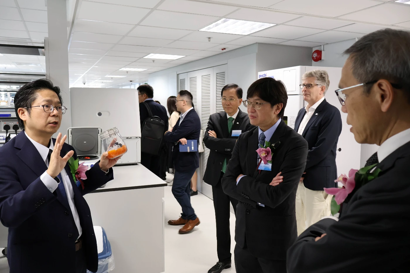 一眾嘉賓參觀「香港賽馬會環球衞生研究院」全球總部及實驗室。