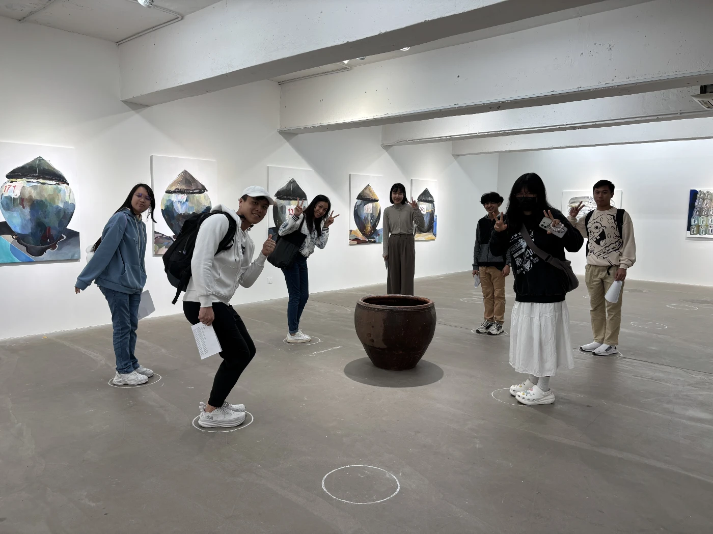 Ms. Jeannie Wu (senior arts consultant, HKU alumna and former University Hall non-affiliated member) offered a guided tour of Art Gallery “Exit” to enhance participants’ appreciation skills of art pieces. She also shared her insights in the commercial arts industry and informed participants of related career paths.