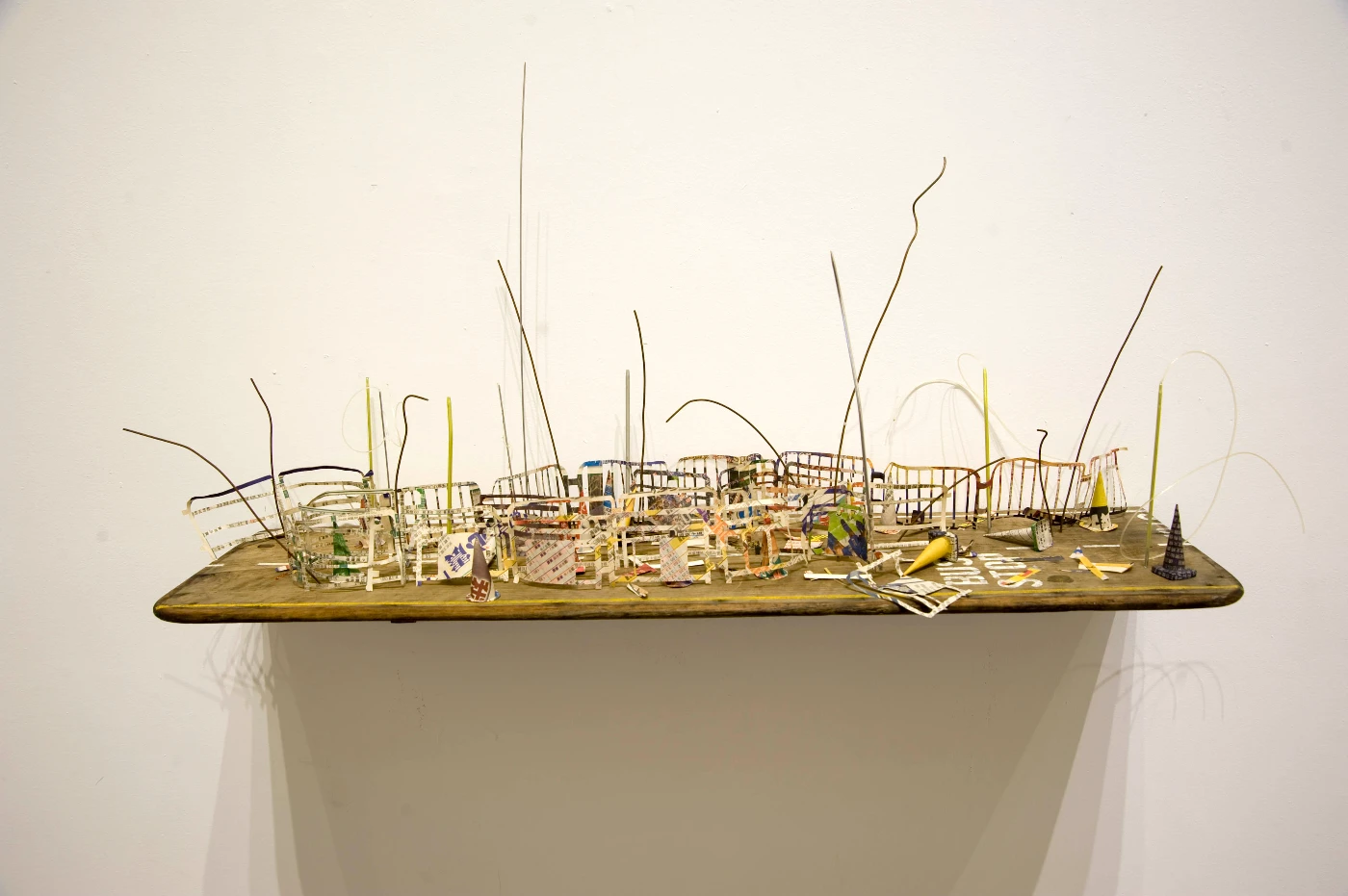 Chen Wei
     Notes by Scavenger 2014
     Installation (Local Materials, Handmade)
     Appearance of the street situation during Occupy Central movement