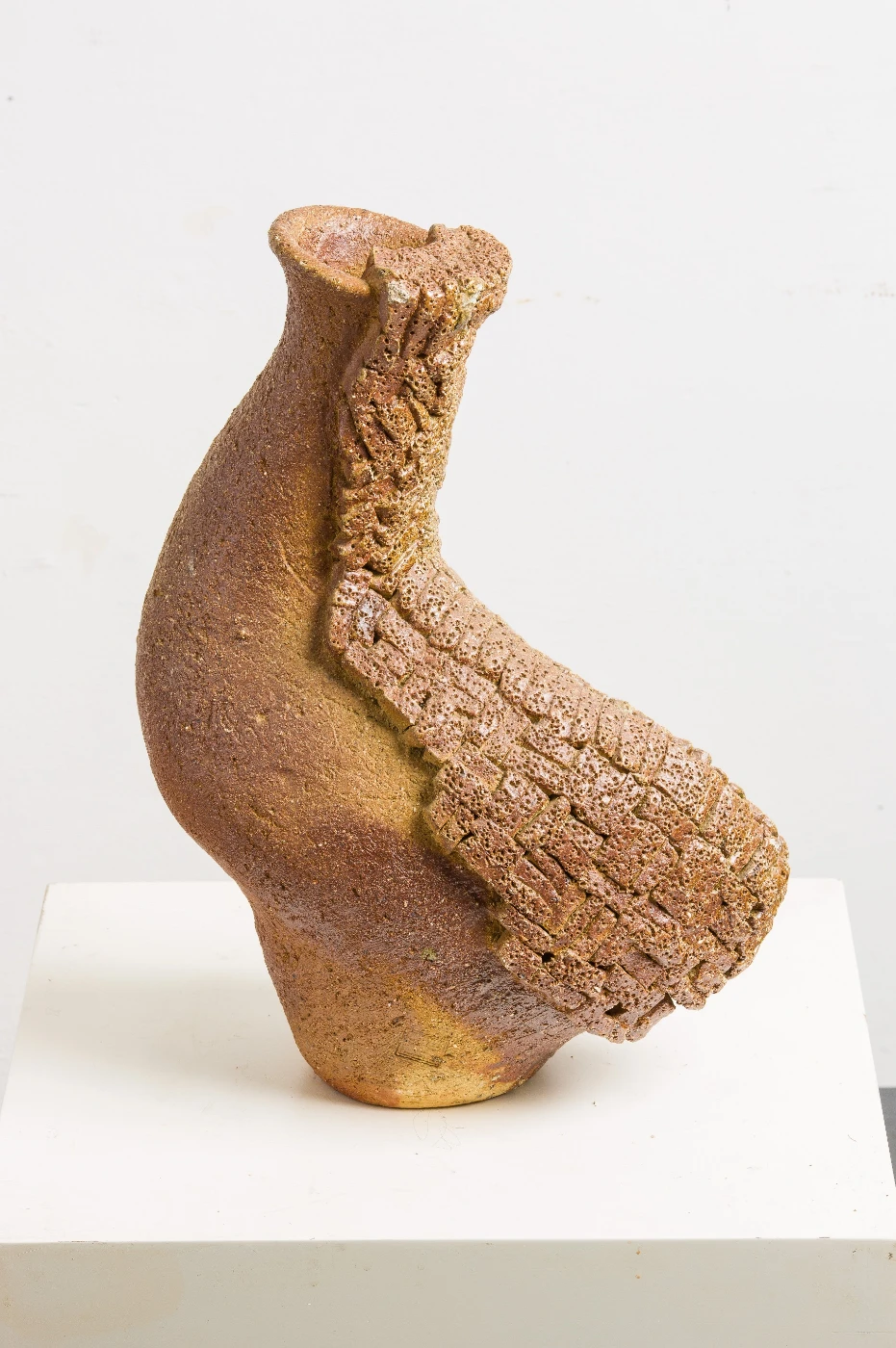 《小公鷄》 2005
     柴燒陶塑
     47 (高) x 38 (闊) x 18 (深) 厘米