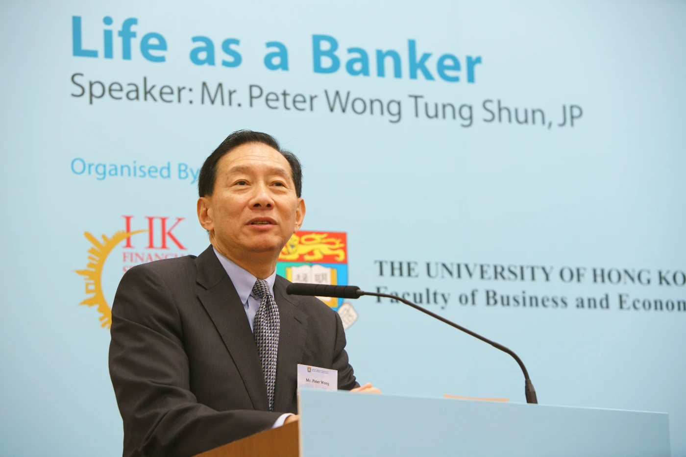 王冬勝先生在香港大學畢業生議會廳以「銀行家之路」為題進行演講。