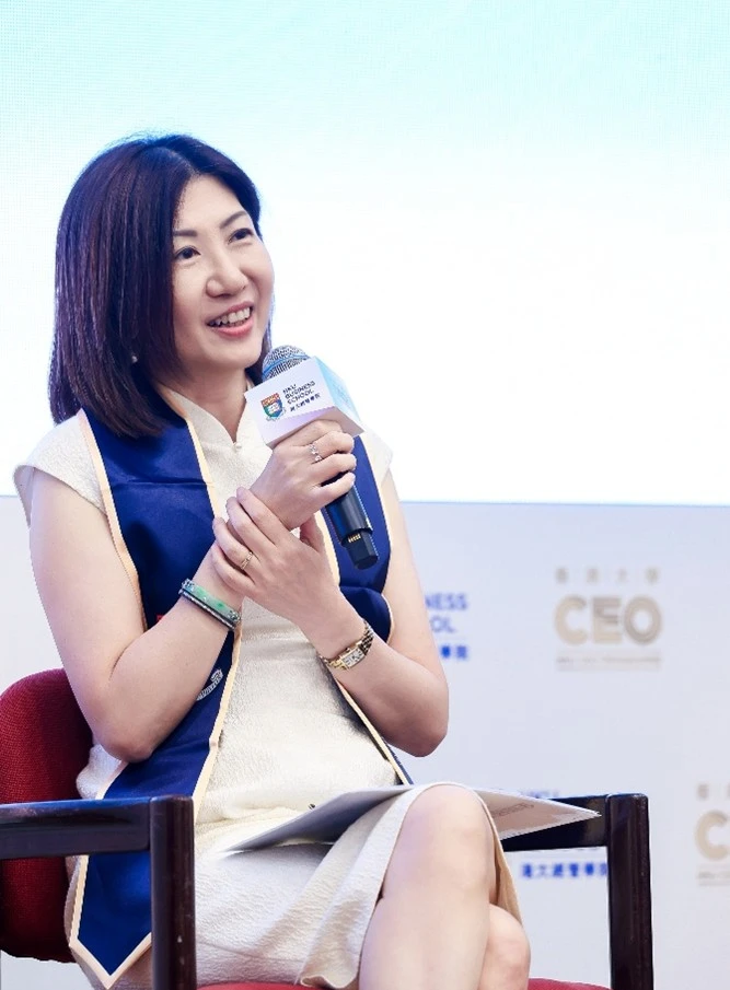 香港交易所集團行政總裁陳翊庭女士進行以「全球格局與香港經濟」為題的巔峰對話。