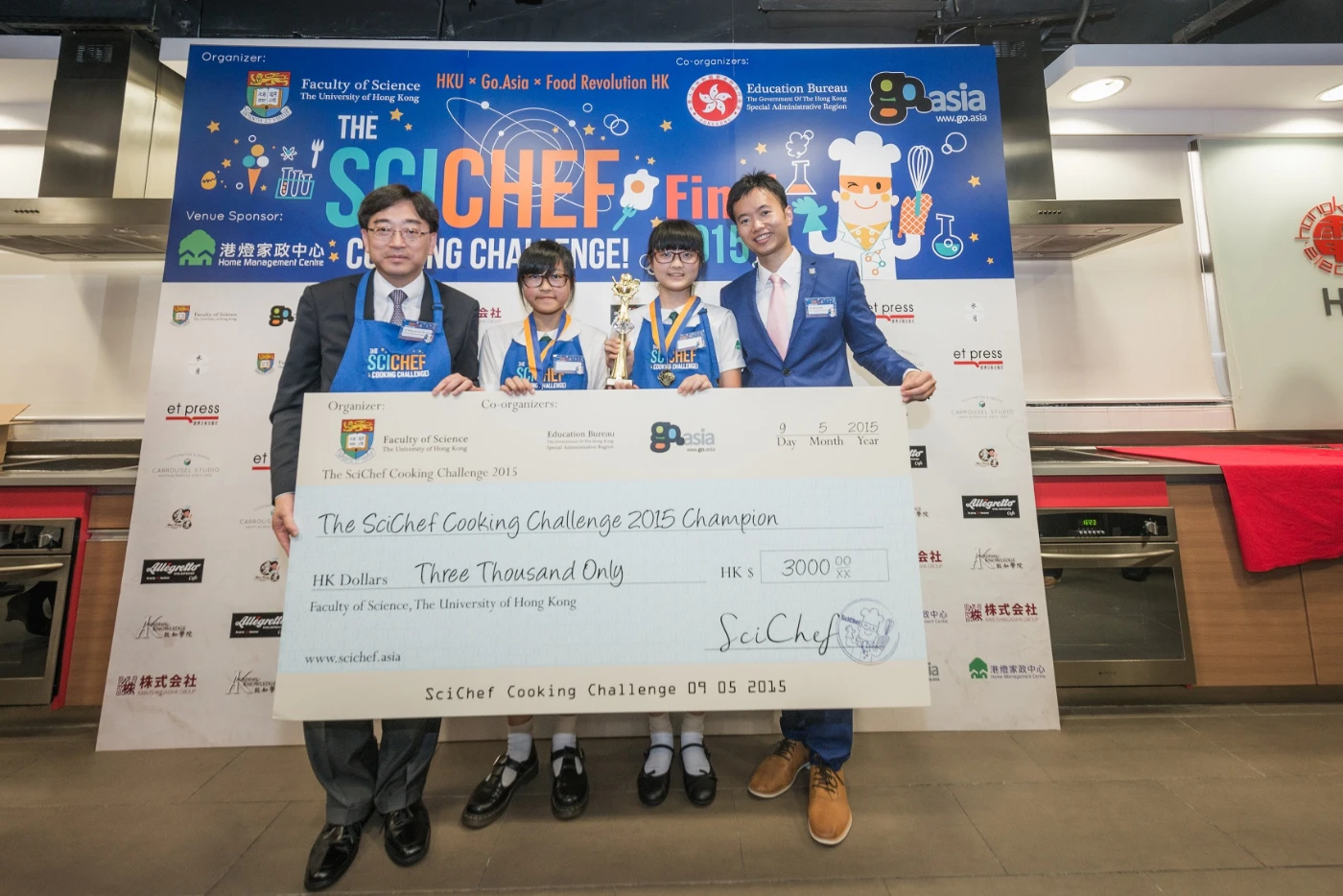 Miss Fiona So Hoi Lam and Miss Priscilla Yeung Wan Yan from Good Hope School receive the Championship
