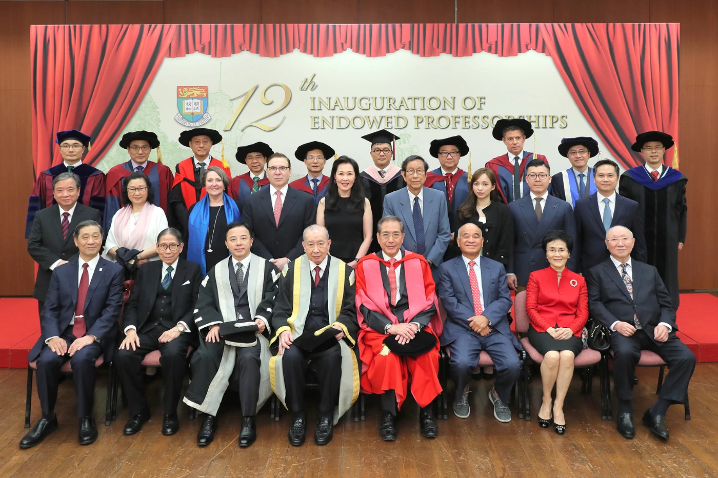 香港大學新增九席明德教授<br>
向前校務委員會主席致意<br>
圓前校長戴義安教授遺願