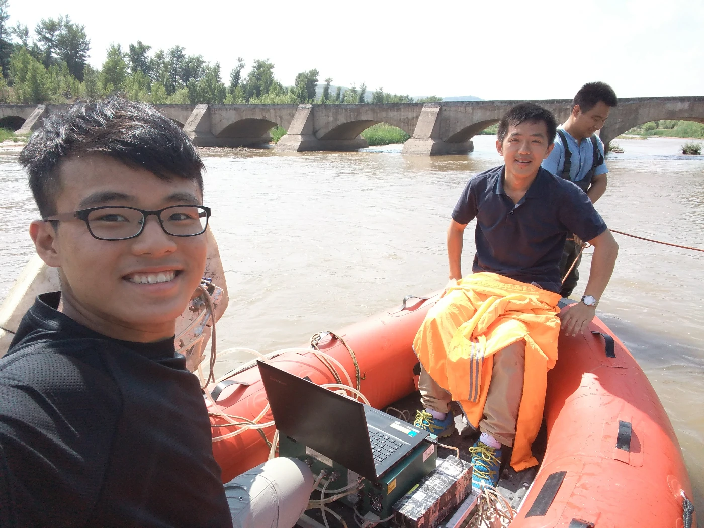 Dr Lishan Ran (right) conducts field measurement of stream CO2 emissions on the Chinese Loess Plateau. (Photo credit: Lishan Ran)