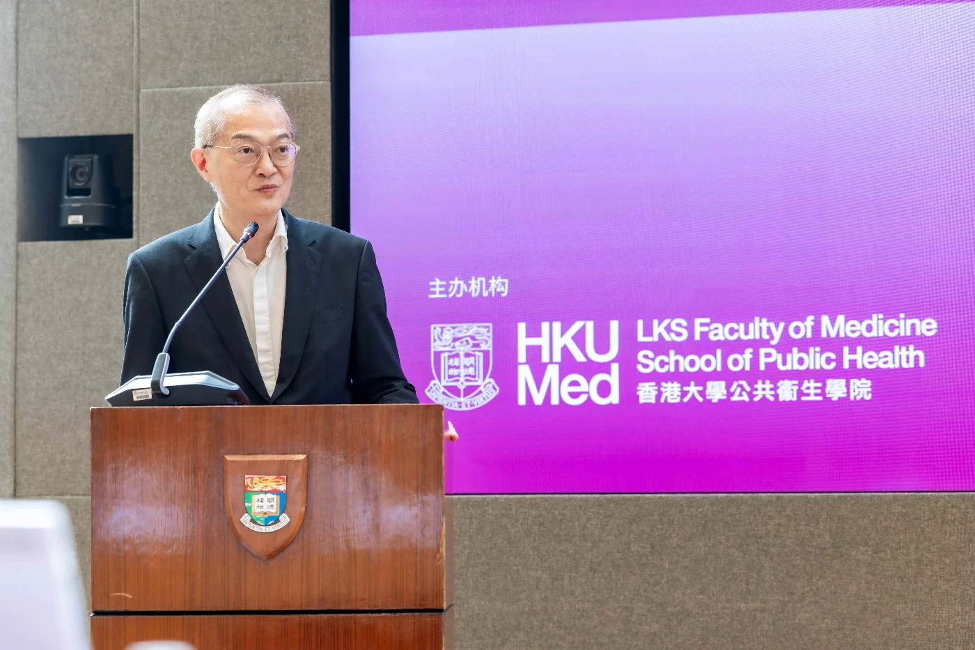 Professor Lo Chung-mau, Secretary for Health of the Government of the HKSAR, officiated at the opening ceremony of the programme and delivered the welcome remarks.