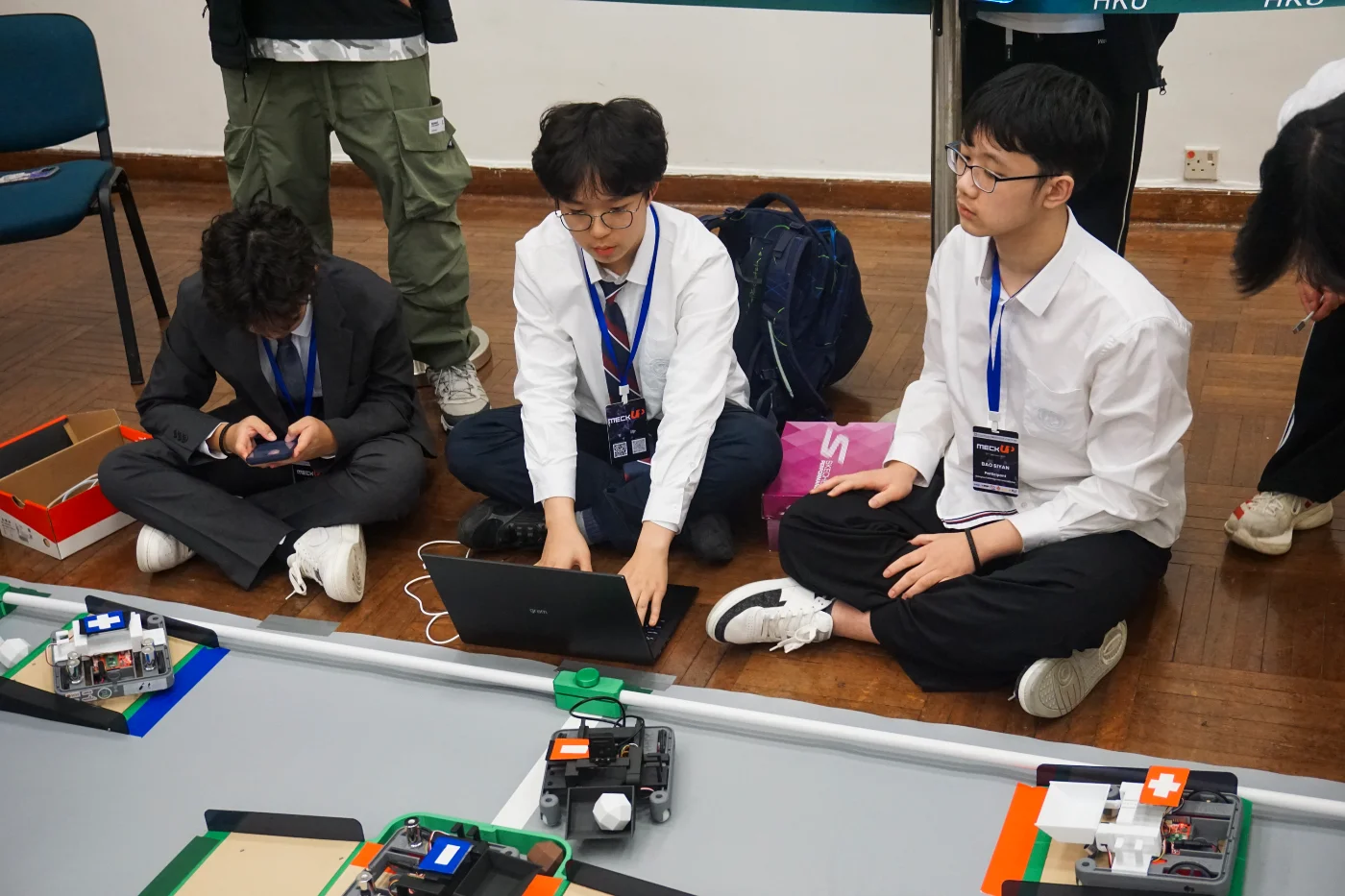 學生於機械人挑戰環節中全情投入作賽