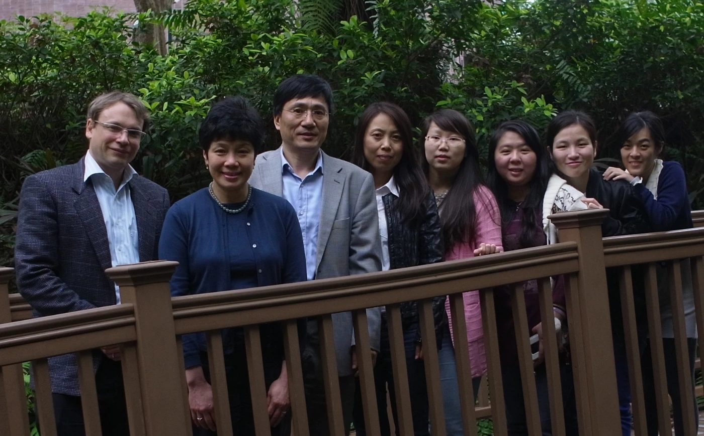 Professor Sun Hongzhe’s research team and his collaborators of HKU (from left): Dr. Julian A. Tanner (Dept of Biochemistry), Prof. Mee-Len Chye (Wilson and Amelia Wong Professor in Plant Biotechnology, School of Biological Sciences), Prof. Hongzhe Sun and his research group members: Dr. Hongyan Li, Miss Ya Yang, Dr. Yau-Tsz Lai, Miss Yuen-Yan Chang, Miss Ailun Chao (all from Dept of Chemistry).