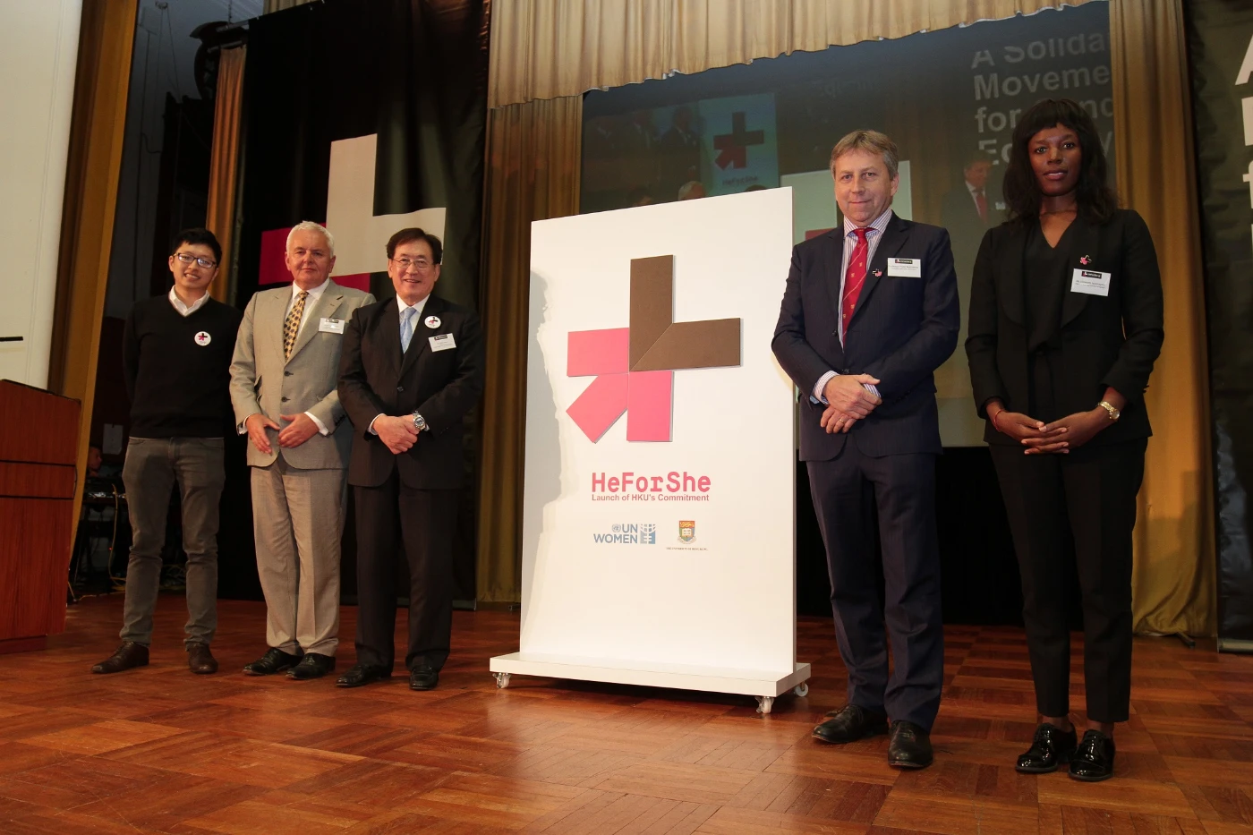 香港大學港大是全球第一所在校園啟動「他為了她」的大學。(右起) 「他為了她」運動主管 Elizabeth Nyamayaro女士、香港大學校長馬斐森教授、平等機會委員會席主席周一嶽醫生及大學教育資助委員會秘書長安禮治博士在啟動禮上合照。