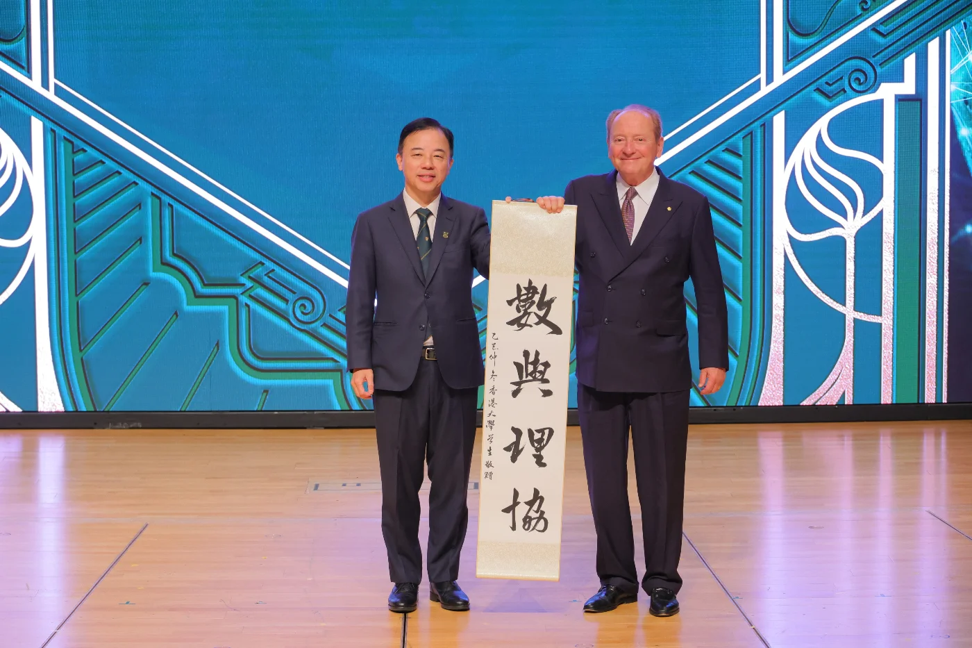 Professor Xiang Zhang presents souvenirs to Nobel Laureates.