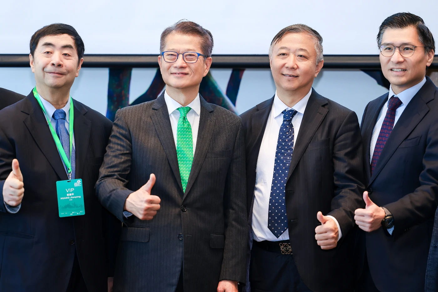 財政司司長陳茂波(左二)出席《2025香港氣候論壇》與宮鵬教授(右二)、邱達根議員(右一)及中科院院士黃建平(左一)教授合影。