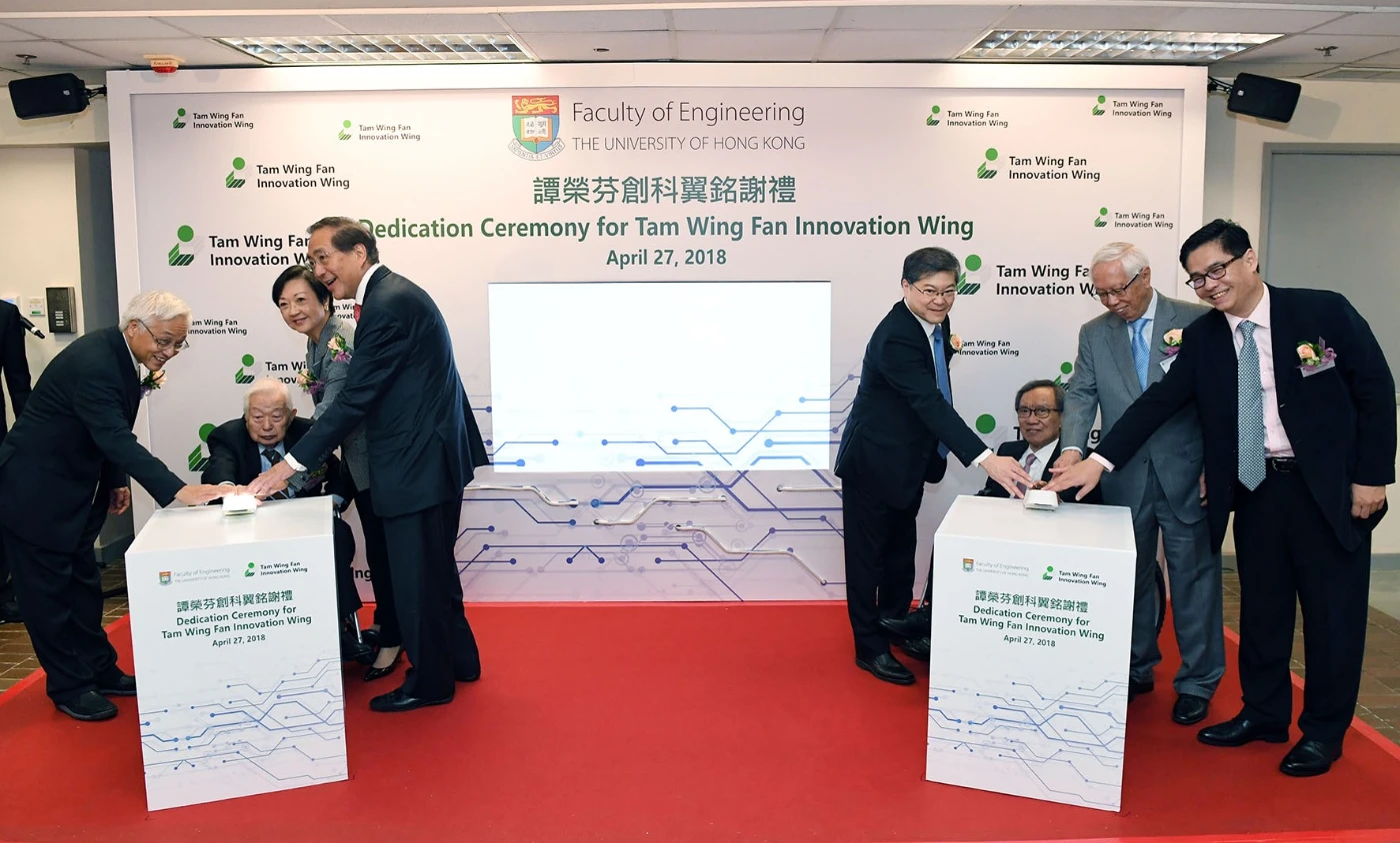 (左起) 香港大學署理校長譚廣亨教授、譚榮芬先生伉儷、香港大學校務委員會主席李國章教授、香港大學工程學院院長田之楠教授、謝俊謙教授、何承天先生及宣希文先生為譚榮芬創科翼銘謝禮主禮。