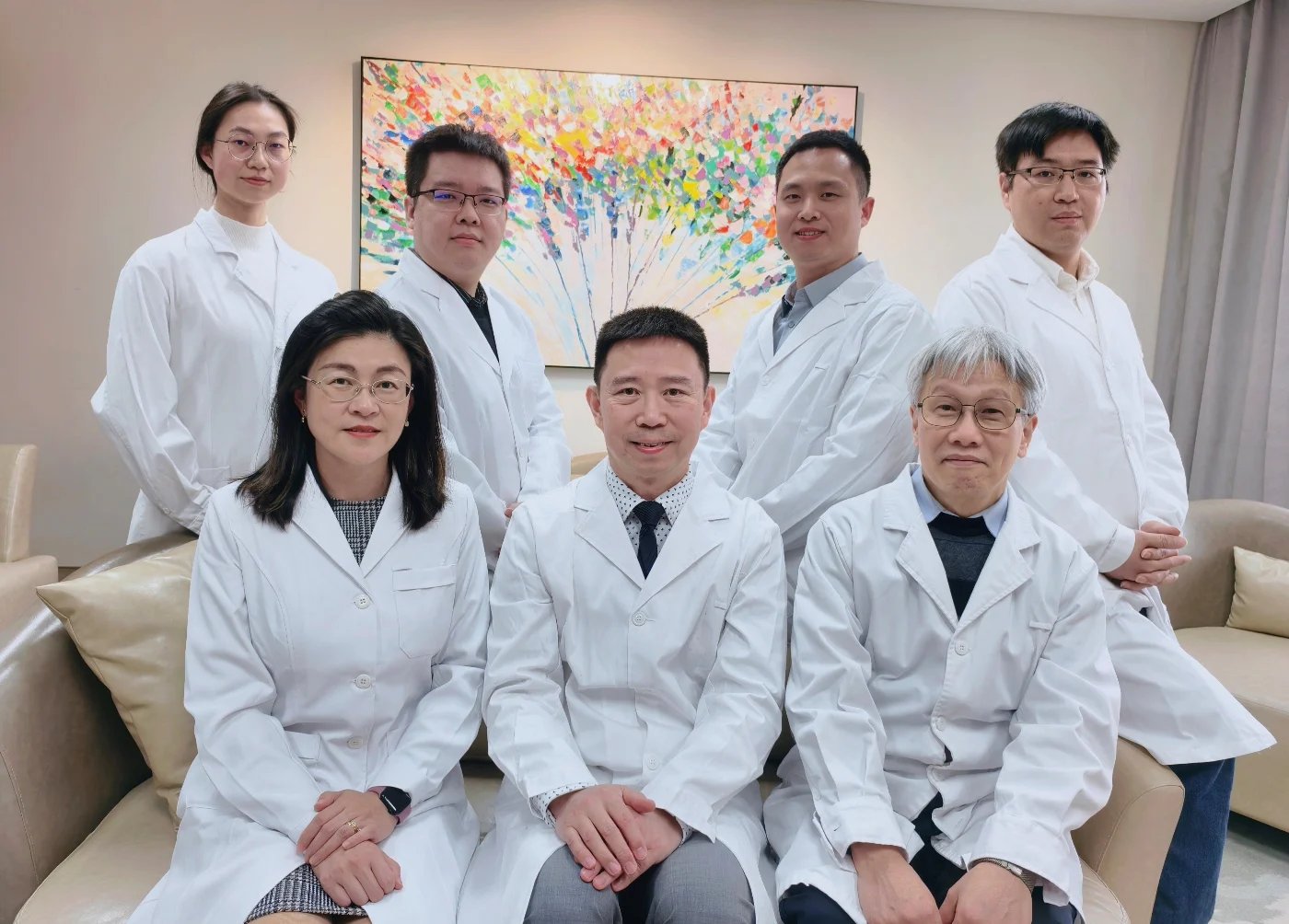 領導研究團隊的港大醫學院臨床醫學學院婦產科學系劉奎教授（前排中）表示，改善卵巢微環境，特別是針對纖維化狀態進行干預，對於治療早發性卵巢功能不全引起的不育問題具有重要意義。