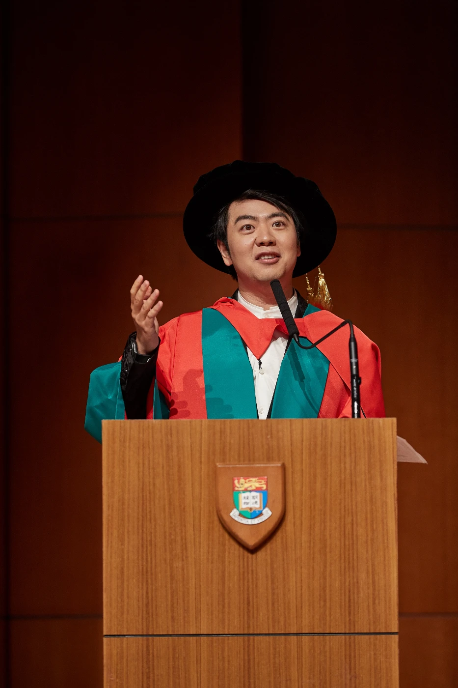 香港大學舉行第198屆學位頒授典禮，頒授名譽博士學位予國際知名鋼琴家郎朗博士。