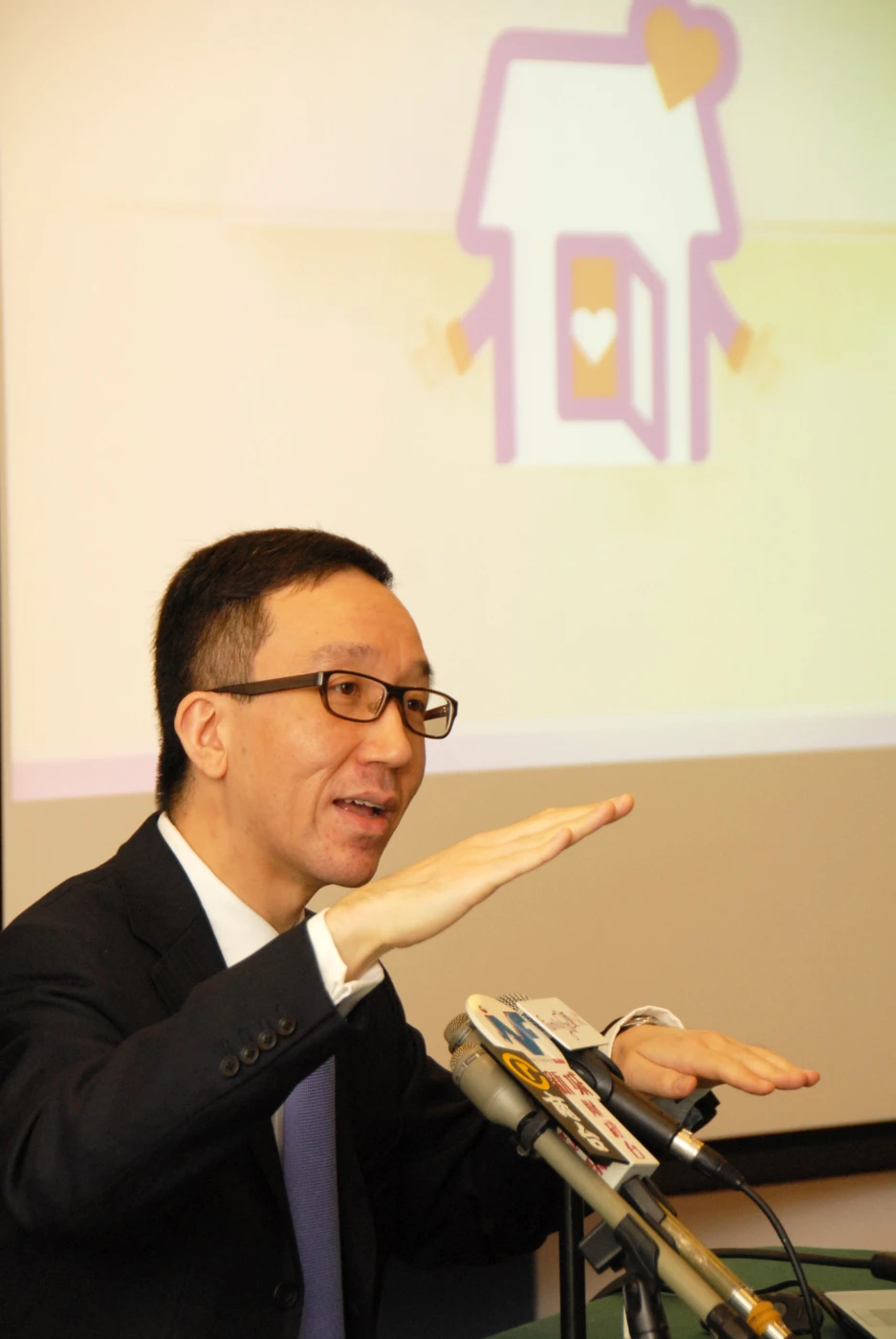 香港大學李嘉誠醫學院社會醫學系系主任梁卓偉教授表示六成被訪的香港家庭認同與家人能夠和睦相處。